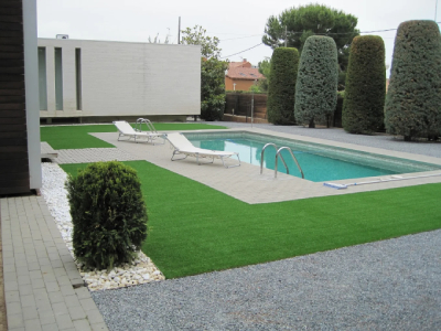 cesped-artificial-piscina-baldosas