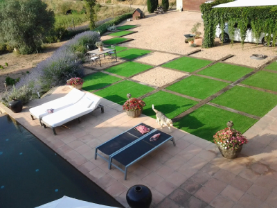 cesped-artificial-piscina-tierra-compactada