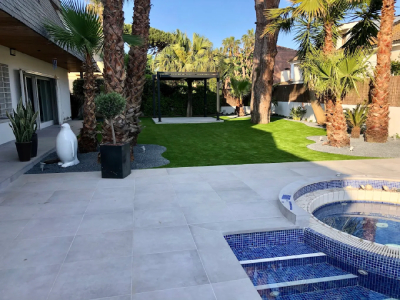 cesped-artificial-piscina-uso-intenso
